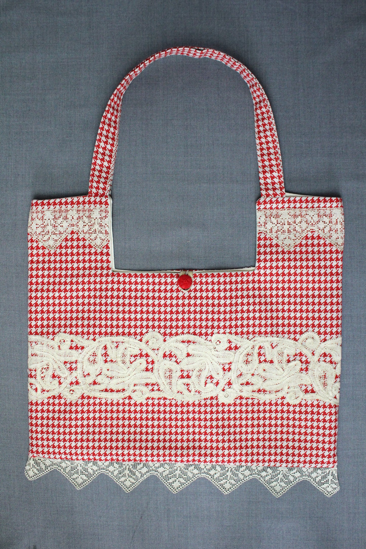 SAC MADEMOISELLE rouge et dentelle .