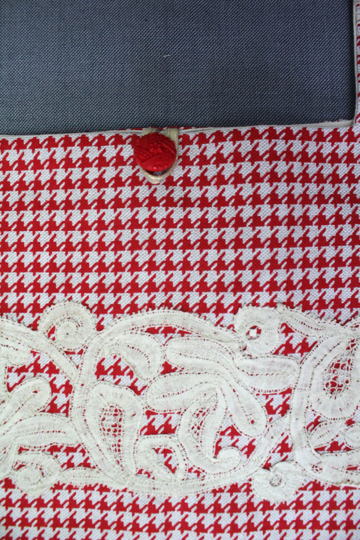 SAC MADEMOISELLE rouge et dentelle .
