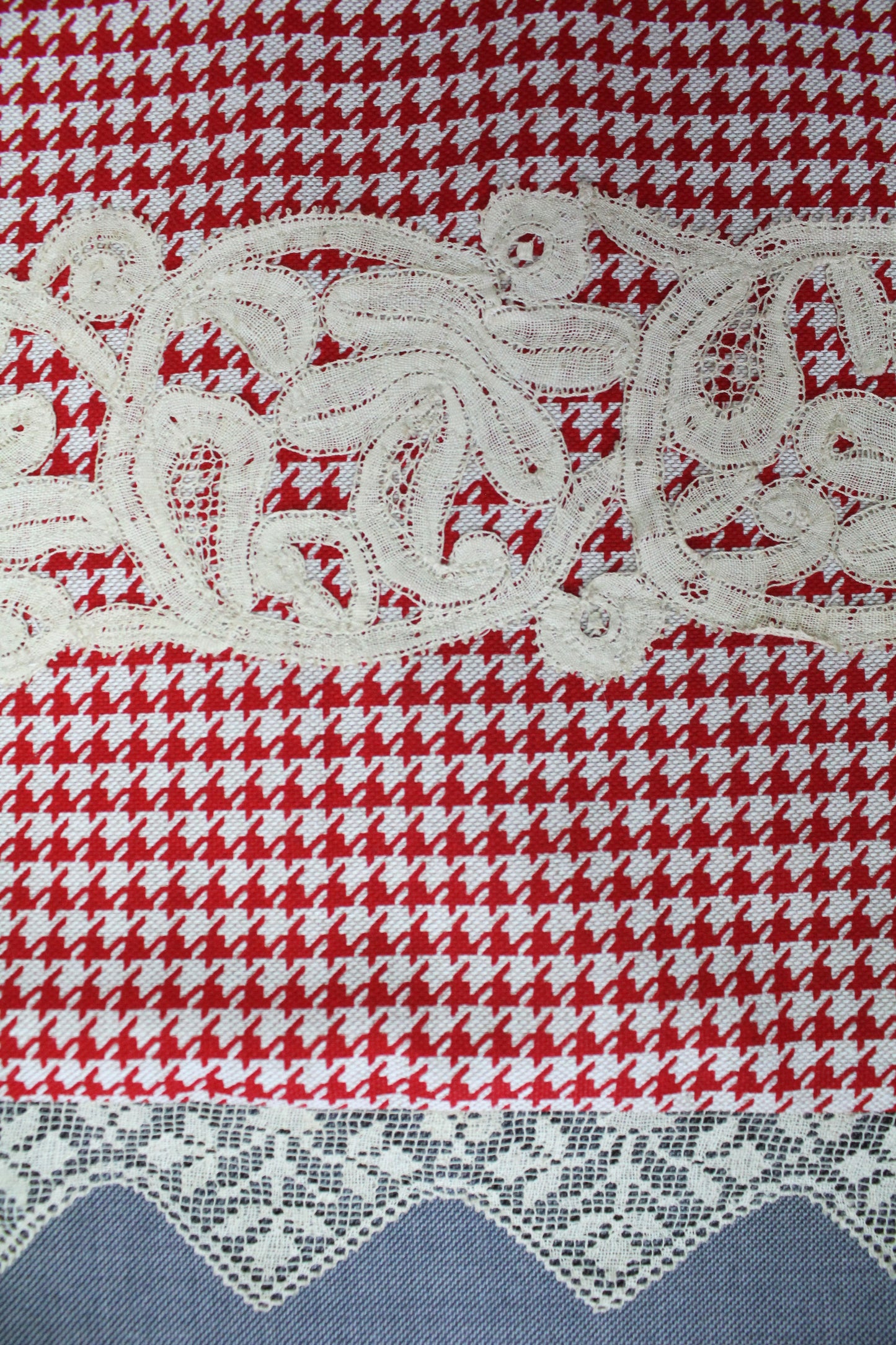 SAC MADEMOISELLE rouge et dentelle .