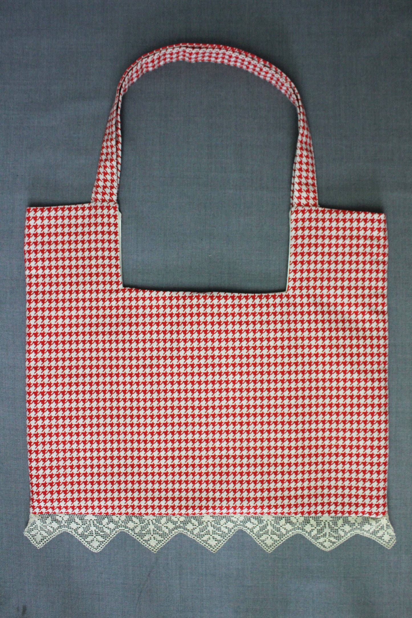 SAC MADEMOISELLE rouge et dentelle .