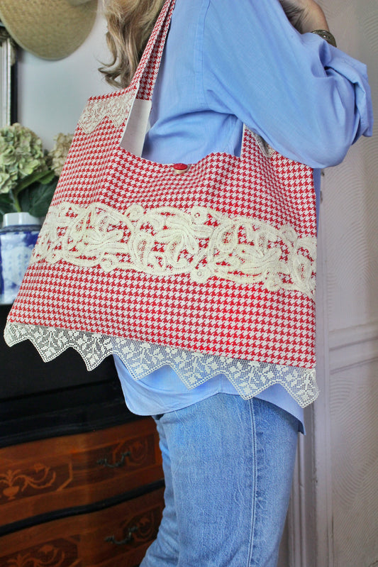 SAC MADEMOISELLE  rouge et dentelle .